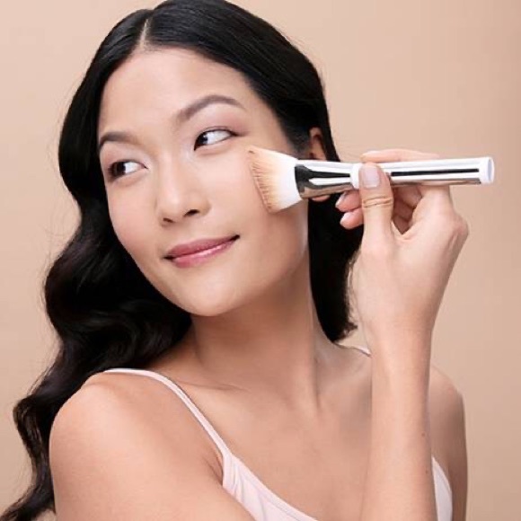 💗IT COSMETICS Heavenly Skin Skin-Hugging Foundation Brush #707 - Picture 5 of 10